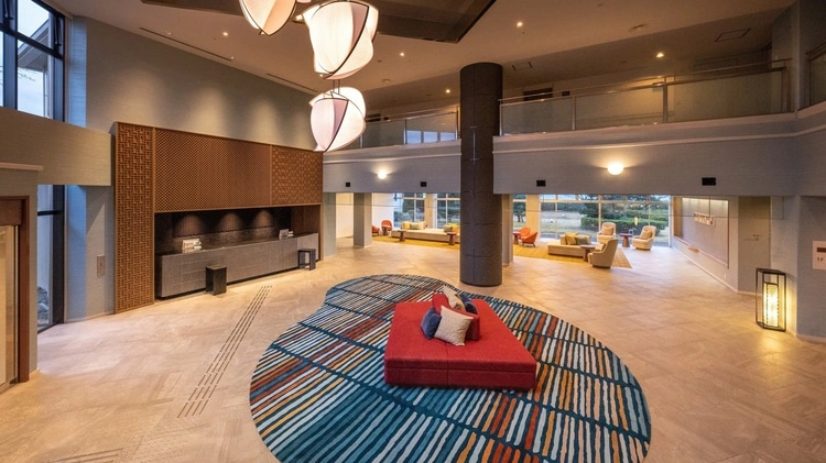 KAMENOI HOTEL Hikone 的現代化大廳，設計溫馨且舒適的迎賓空間