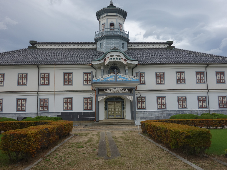 舊開智學校的歷史建築外觀，結合了西洋風格與傳統日式建築元素，展現了明治時期的教育文化